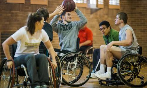 道格拉斯教授的“教授不同人群”班的学生喜欢轮椅网球等运动, basketball and rugby; seated volleyball; and boccia. 同时，道格拉斯教授未来的P.E. 教师和教练如何为不同能力的人调整运动. Rob Trubia摄影